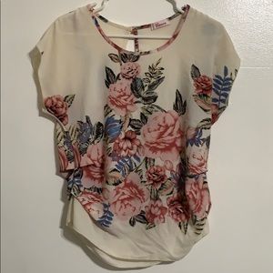 🔥Cream and pink floral short sleeve top